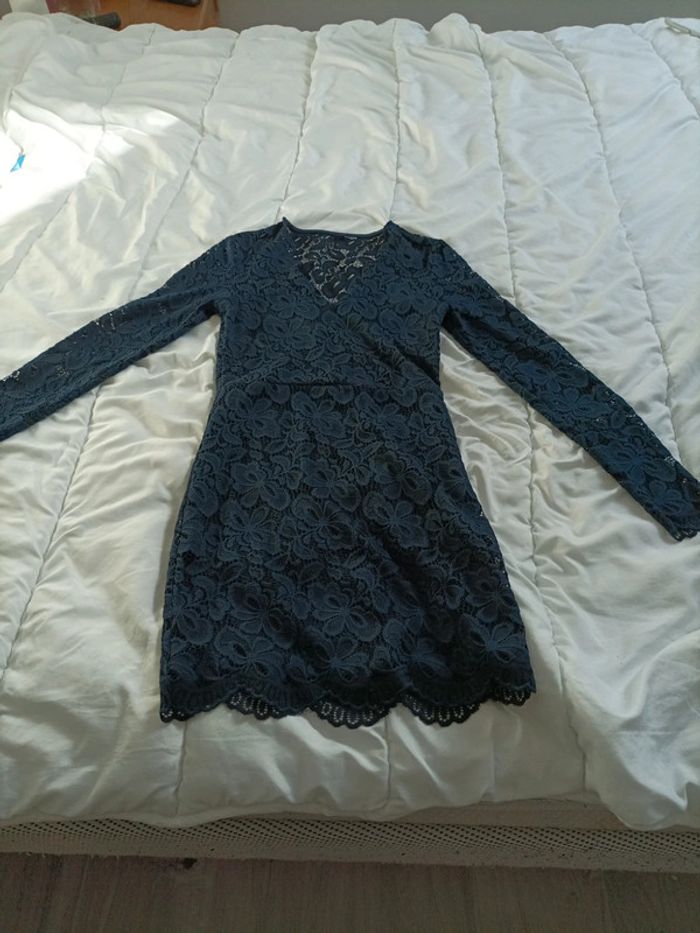 Jolie robe bleu marine a dentelle taille 34