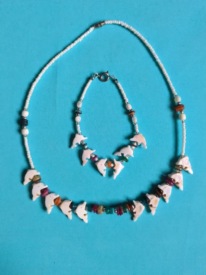 Collier de perles et son bracelet Dauphin