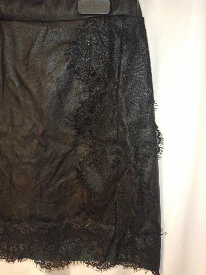 Jupe simili cuir noire dentelle - photo numéro 2