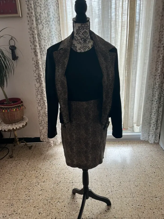 Tailleur jupe Q.H.T - photo numéro 4