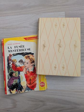 La fusée mystérieuse rouge et or