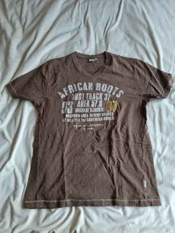 t-shirt homme col en V, écriture sur le devant, marron, taille L, marque WE, en très bon état