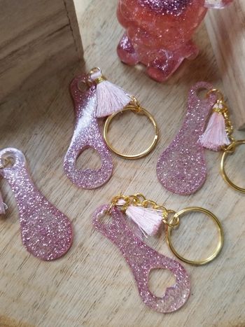 Porte clé jeton de caddie en résine avec paillettes rose