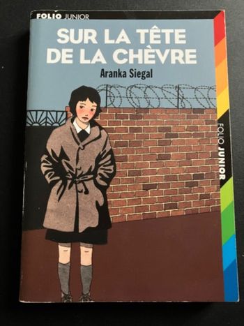 Livre sur la tête de la chèvre