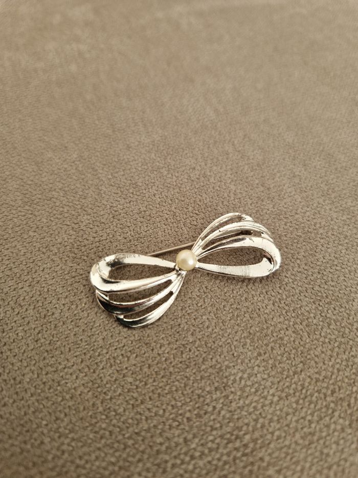 Broche argentée vintage avec sa perle - photo numéro 5