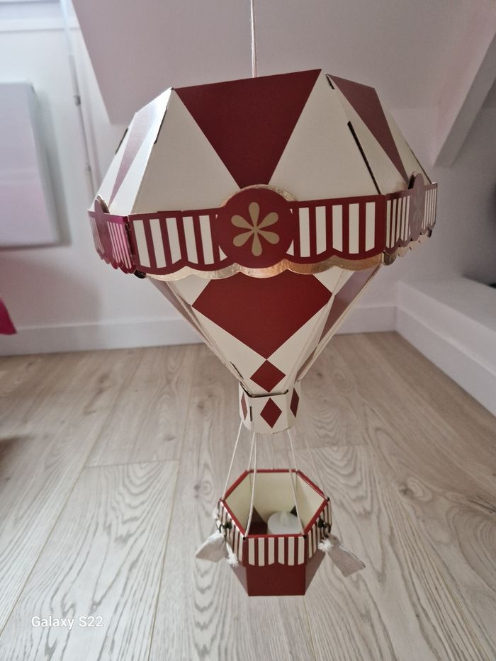 Décoration montgolfière en carton rigide blanc rouge doré