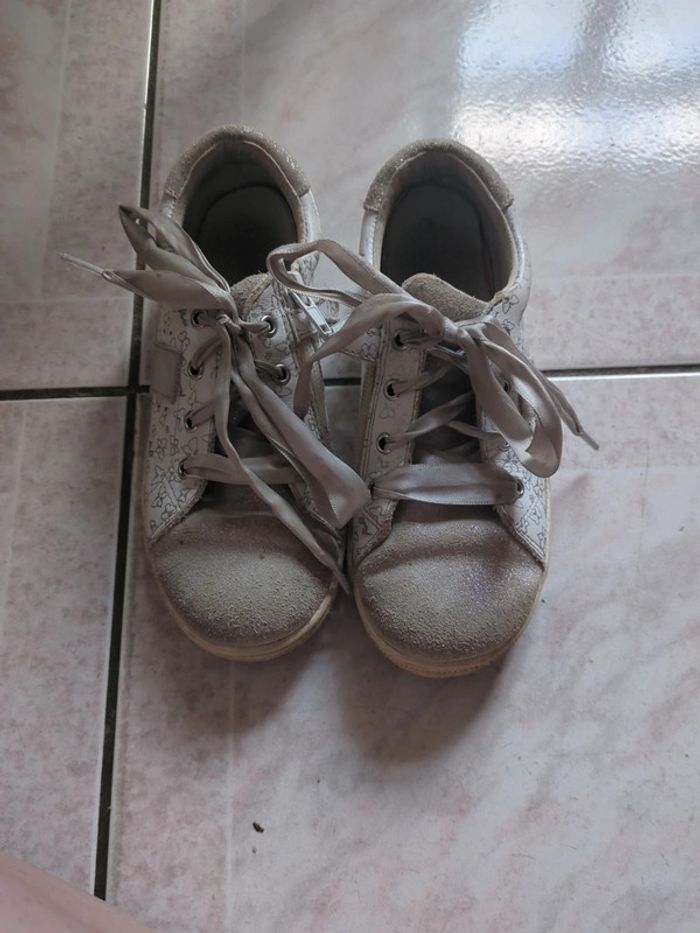 Baskets blanches grises argenté papillon cuir 31