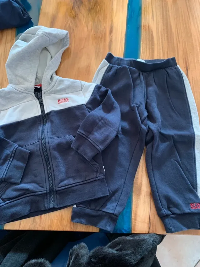 Survêtement Hugo Boss taille 3 ans