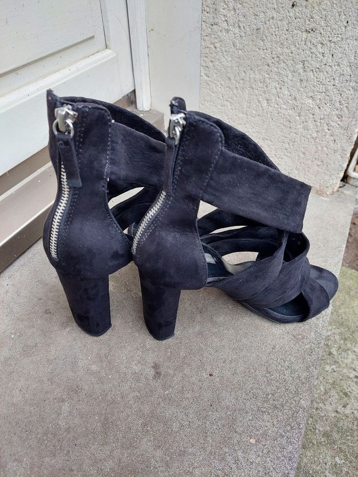 Talon sandales matière effet daim suédine couleur noir Zara - photo numéro 2