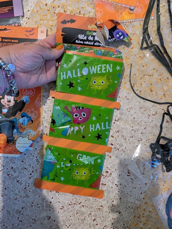 Décoration halloween Mikey Disney neuves - photo numéro 3