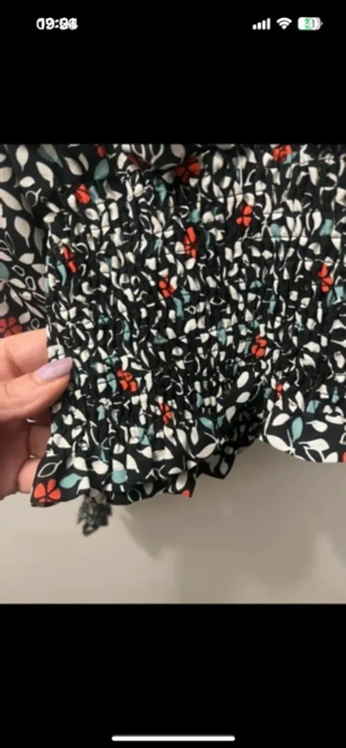 Blouse noire fleurie, décolleté V - M/L - photo numéro 7