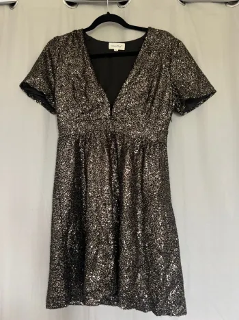 Robe à paillettes dorées