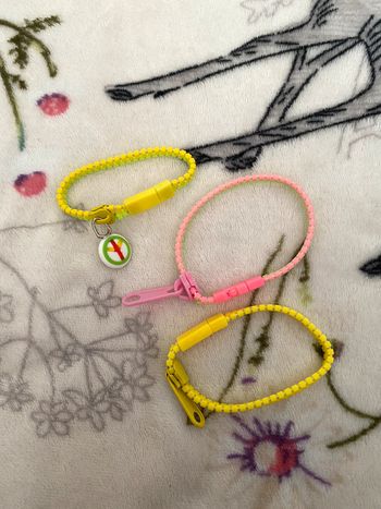 Lot de trois bracelets à fermeture.