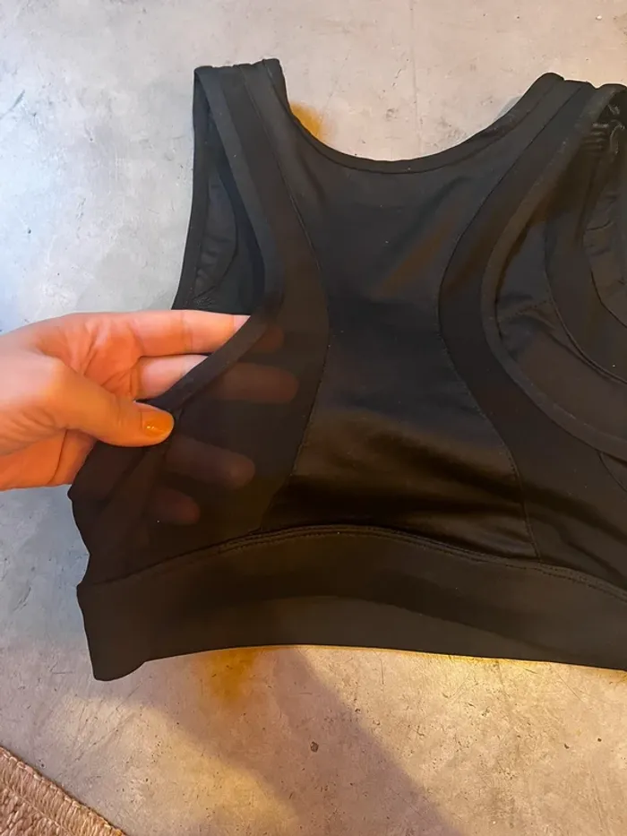 Brassière de sport noire avec bande ajourée - photo numéro 3