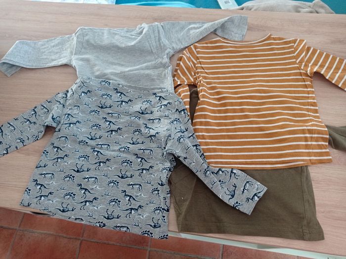 Lot de 4 t shirt. 2 ans - photo numéro 2