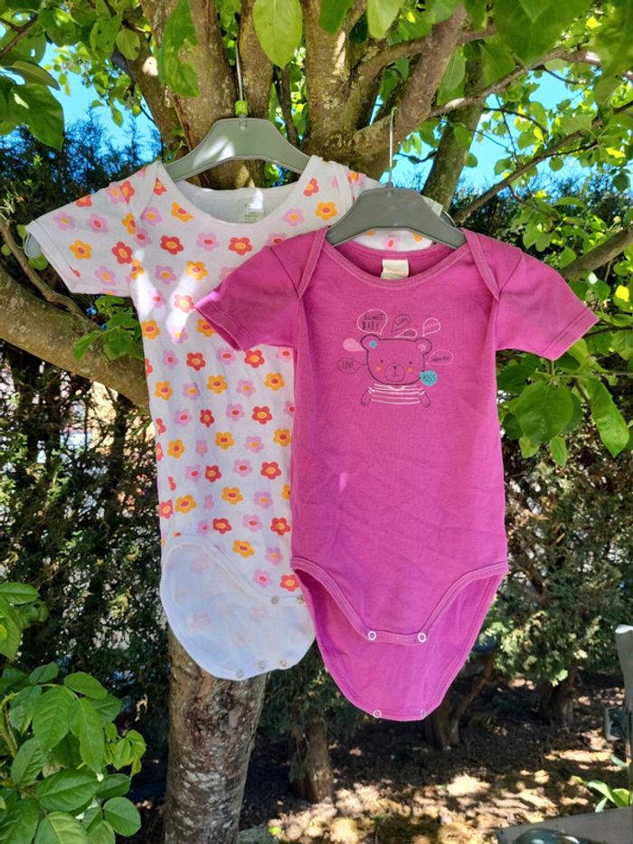 Lot de deux bodys.