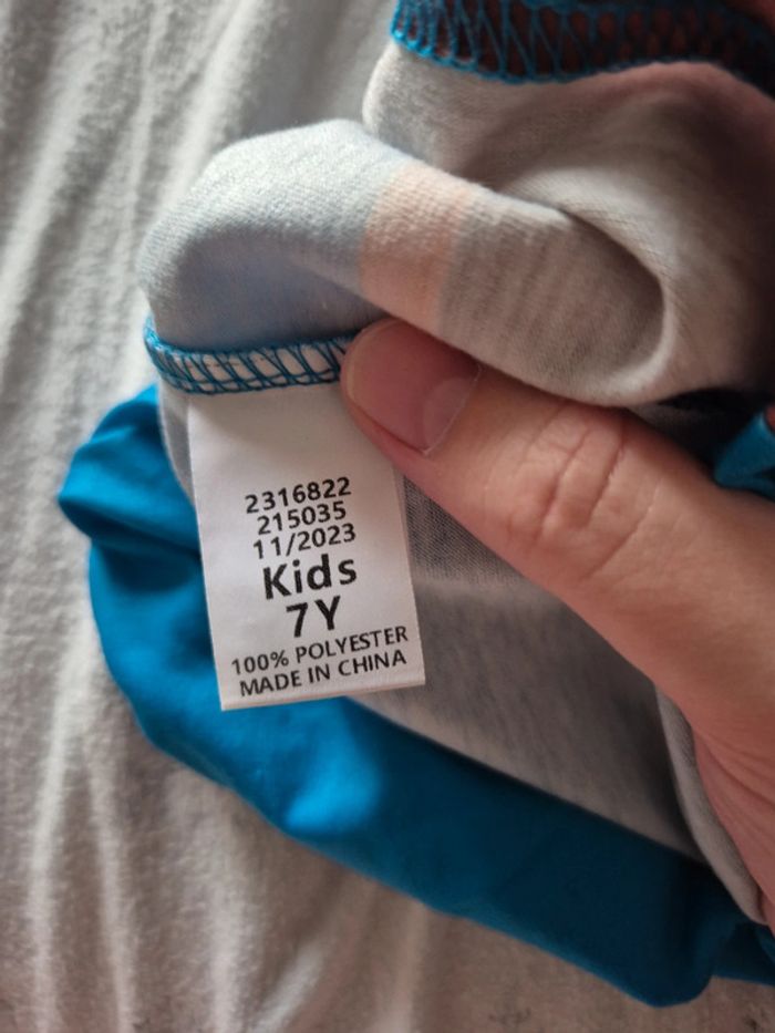 T shirt baby shark  7 ans - photo numéro 4