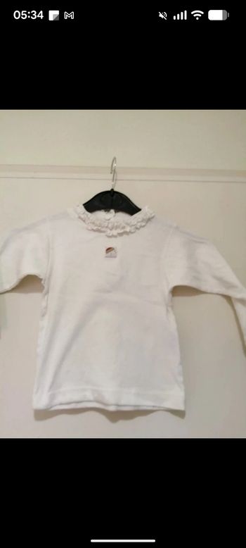 Tee shirt blanc avec col volanté. Taille 3 ans.