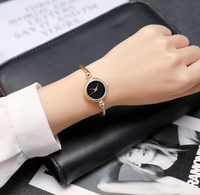 Montre bracelet doré & cadran noir – Chic et intemporelle - photo numéro 3