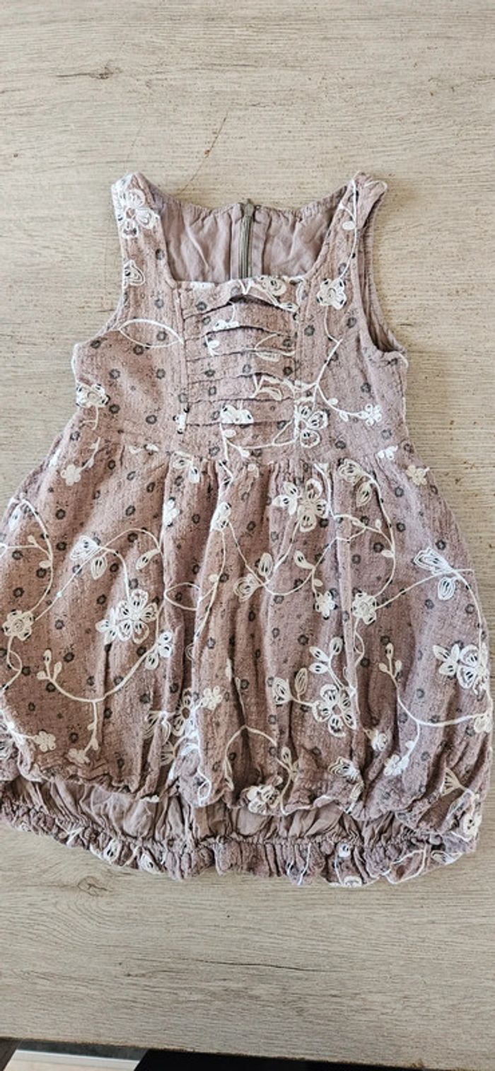 Jolie robe courte d été beige clair/beige foncé, taille 4/5 ans - photo numéro 2
