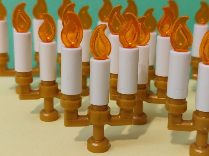 Lot 10 chandeliers avec bougies Lego - jamais utilisés parfait état - vrai Lego - photo numéro 5