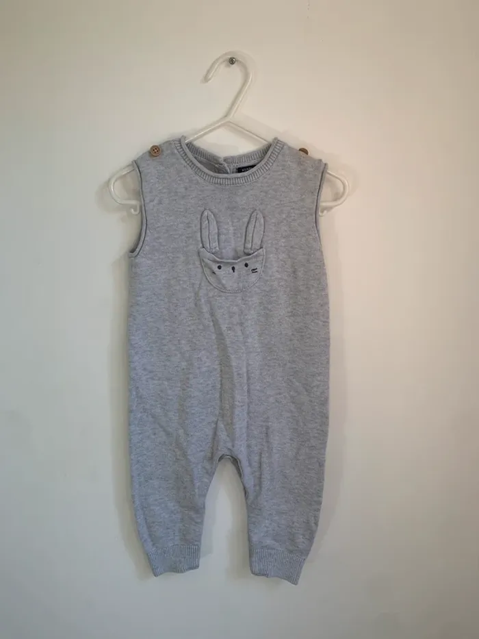 Combinaison sans manches grise motif lapin Kiabi – 12 mois