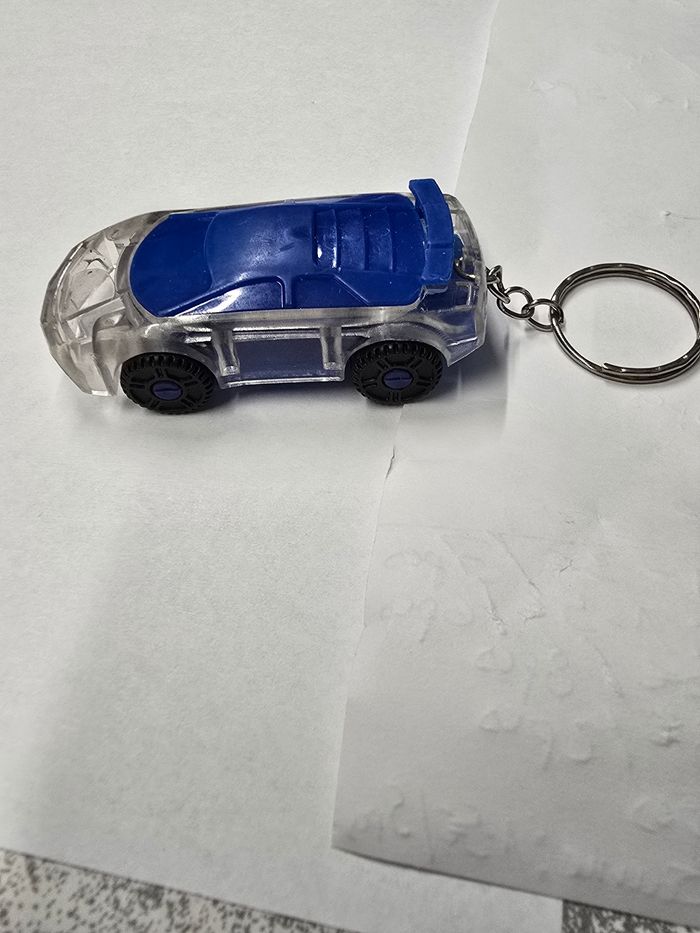 Porte clés voiture lumineuse - photo numéro 3