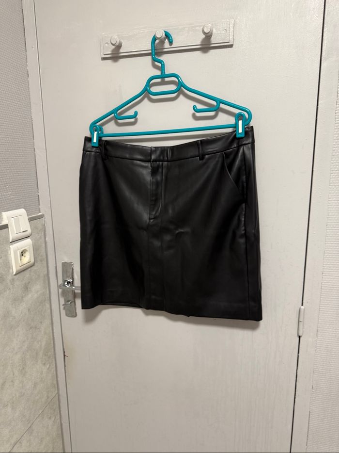 Jupe en similicuir taille 46