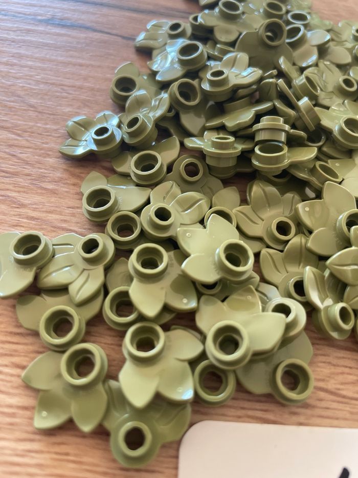 Lot de 100 feuilles plate LEGO olive Green réf 6398008 - photo numéro 3
