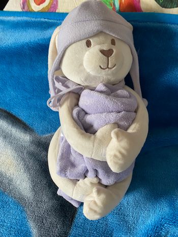 Peluche ours avec couverture lilas