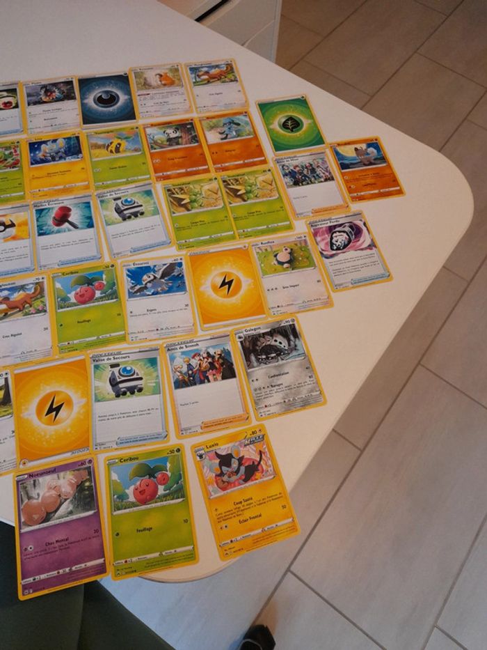 Lot de cartes pokemon plus un pins - photo numéro 4