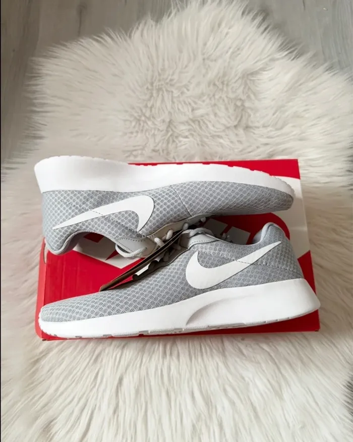 Nike Tanjun – Taille 44,5 – gris/blanc – Neuf avec étiquette - photo numéro 9