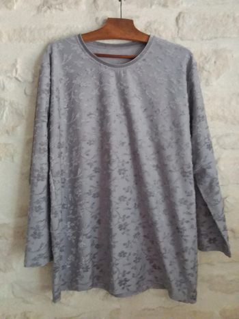Haut gris effet broderie