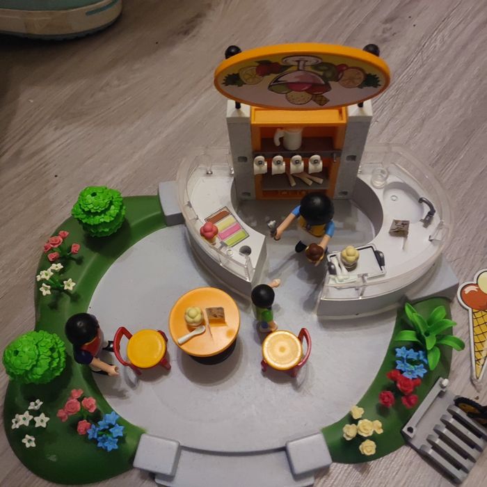 Playmobil 4134 café glacier manque une coupe 2 boules la caisse et fleur blanche pancarte cassé mis scotch - photo numéro 2