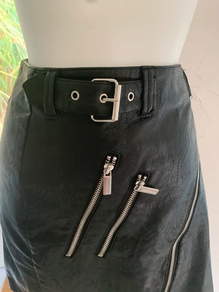 Jupe Camaïeu simili noir taille 38 - photo numéro 2