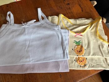 Lot de 4 débardeurs maillots de corps taille 4/5 ans