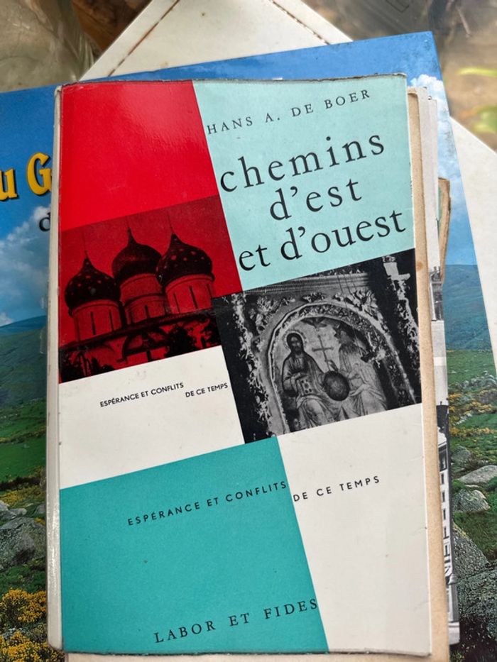 Vieux livre, chemin d’Est et d’Ouest répéter ses conflits de ce temps