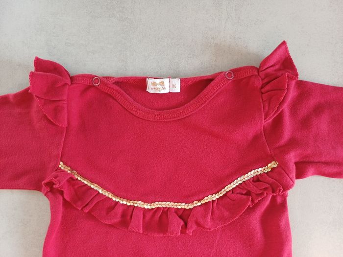 Body manches longues rouge bordeaux à volants 18-24 mois très bon état - photo numéro 3