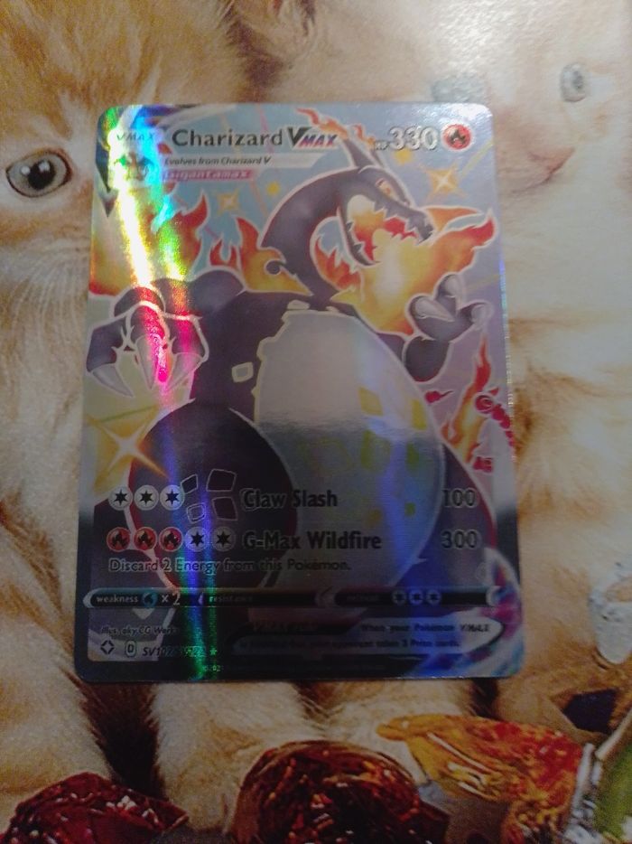 La carte Pokémon Charizard VMAX SV107/SV122 en version anglaise est une carte ultra rare de l’extension Shining Fates: Shiny Vault