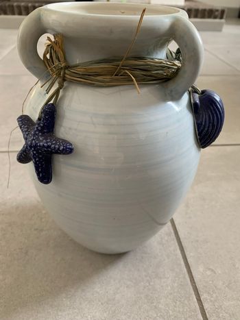 Vase bleu ciel avec coquillages hauteur 25 cm