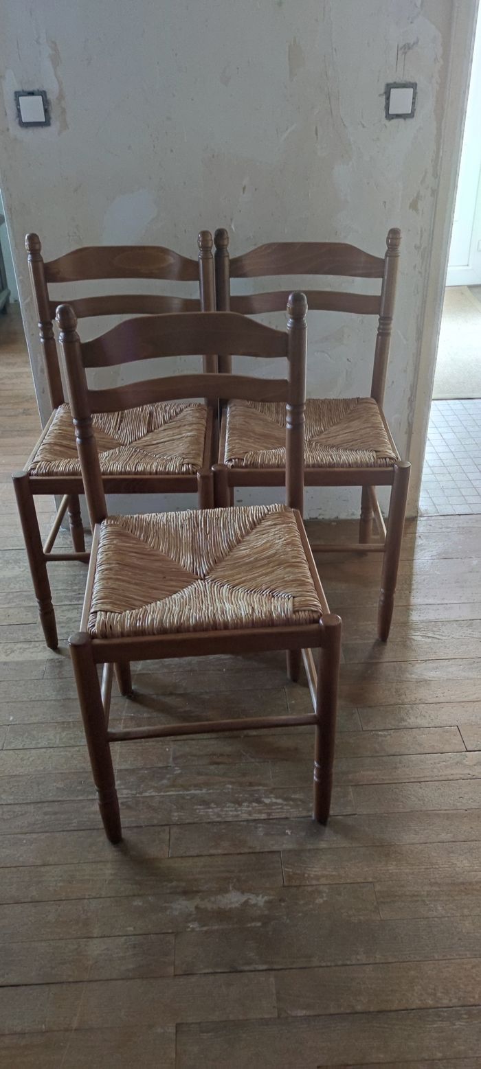 Trois chaises en bois