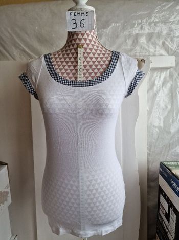 Tee-shirt, blanc avec manches col et nœud arrière petit carreaux marine, en coton, en très très bon