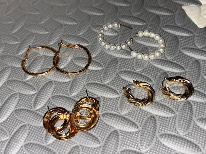 Lot de 4 paires de boucles d’oreilles dorées et perlées - photo numéro 4