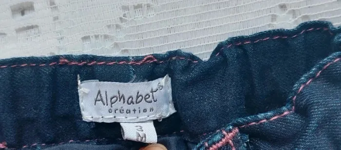 Jean fille brodé - look tendance et confortable, Alphabet, en très bon état, taille 3 mois - photo numéro 3
