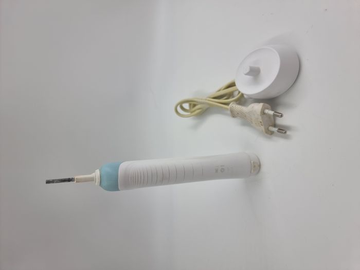 Brosse à dent électrique Oral B 3756 avec chargeur et sans brossette - photo numéro 2