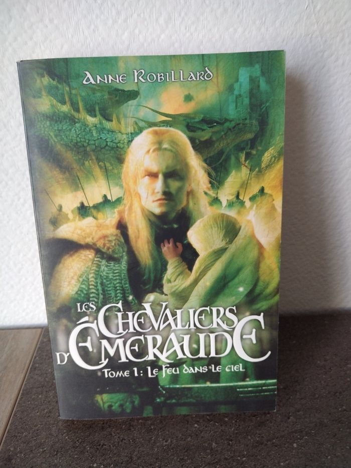 Livre "Les Chevaliers d'Émeraude" Neuf - photo numéro 1