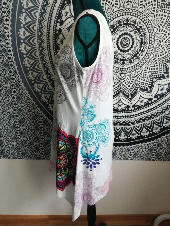 Tunique blanche sans manches asymétrique avec motifs mandala, rosace / coton du monde / (42) - photo numéro 5