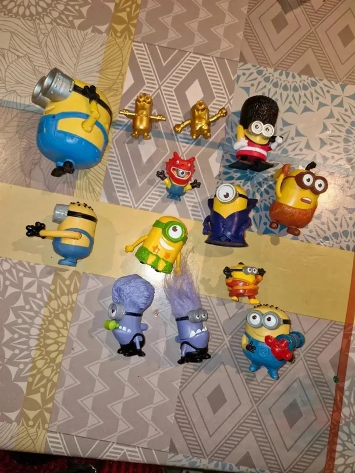 Lot de 13 figurines minions