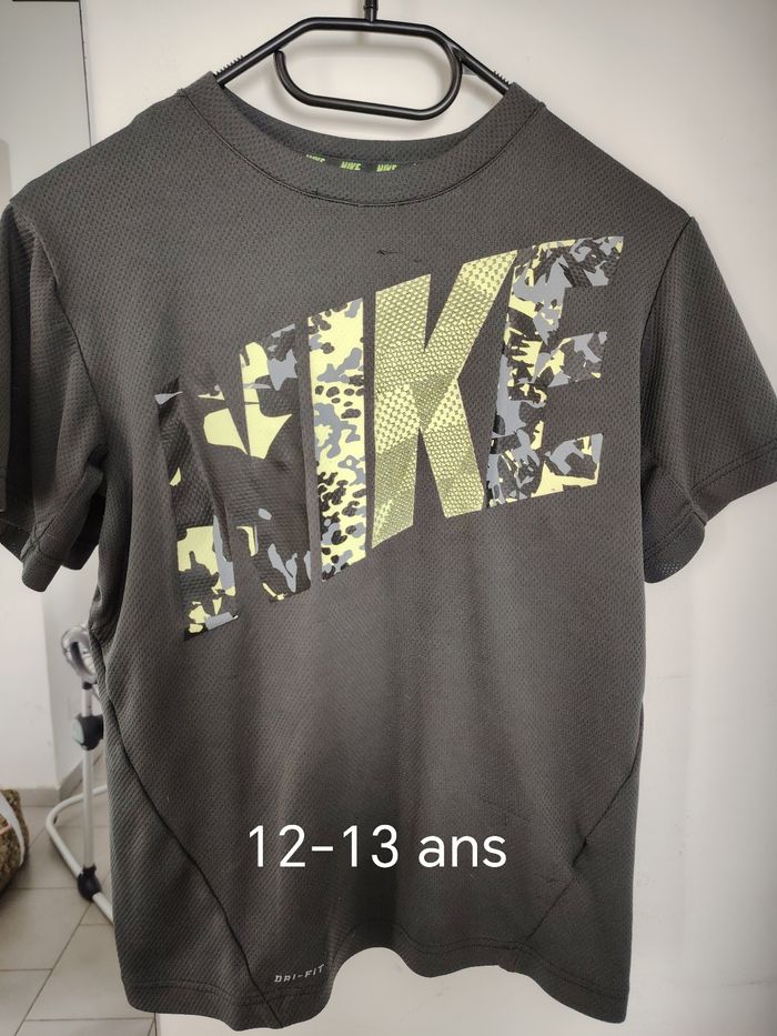 T-shirt Nike taille 12-13 ans gris et vert - photo numéro 2