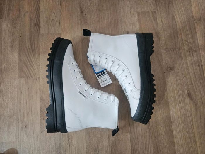 Bottines Superga blanches neuves jamais portées dans leur boîte d'origine taille 37 - photo numéro 4
